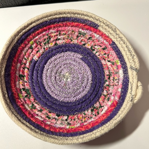 New. Hand-crafted Coiled Rope Basket in Purples and Pinks. - Picture 2 of 4